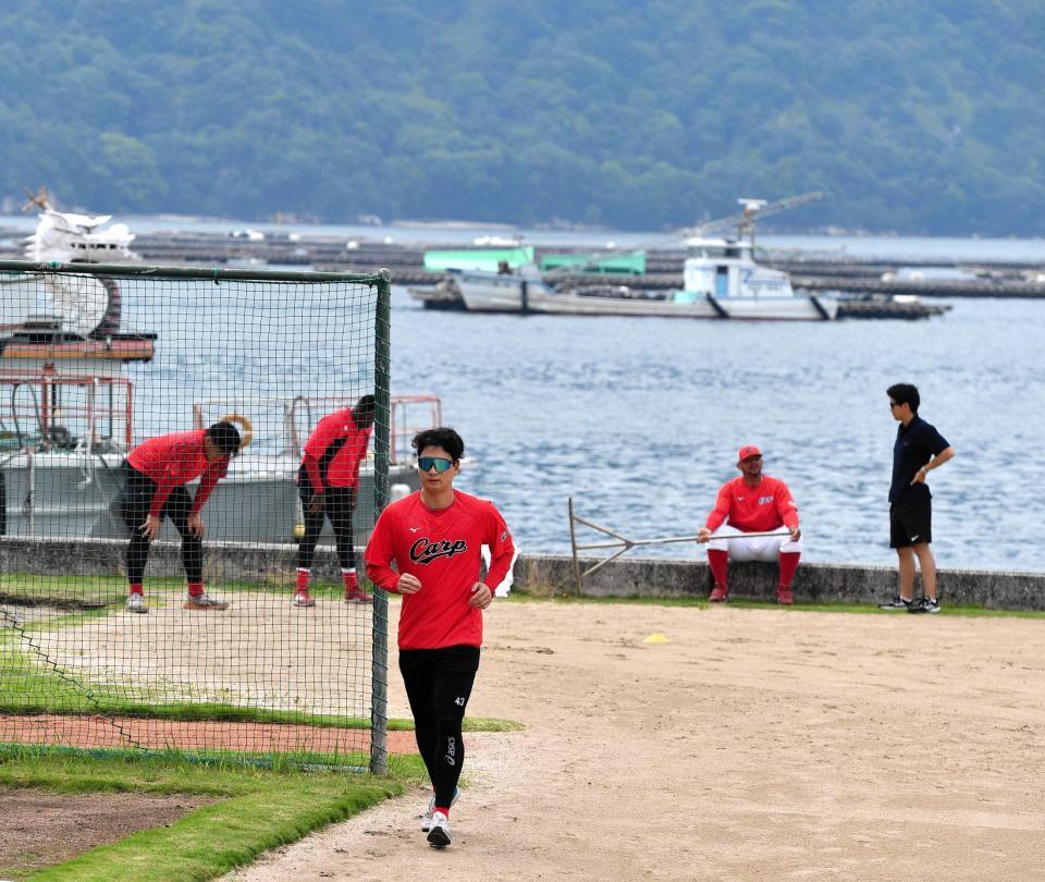 ファームに合流し、ランニングで汗を流す島内(撮影・畠山賢大）