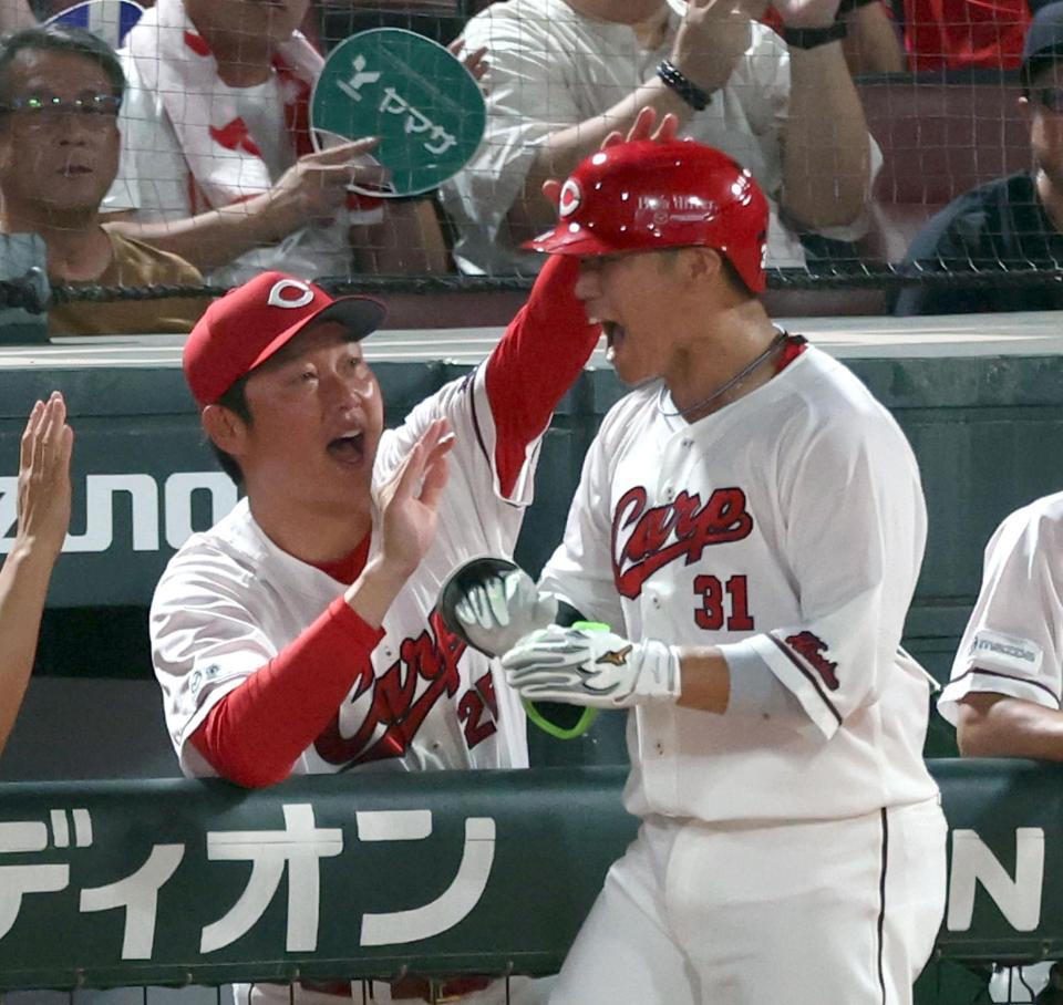 ６回、勝ち越しソロを放った坂倉を迎える新井監督（撮影・山口登）
