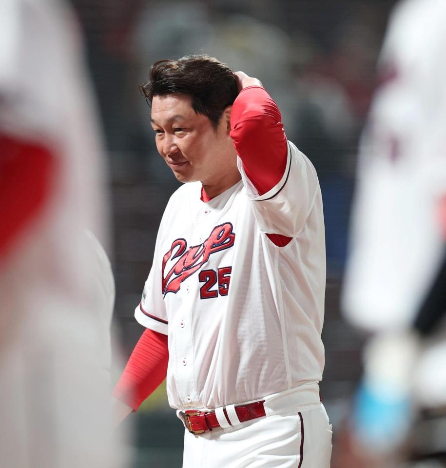 阪神に勝利し、笑みを浮かべながら引き揚げる新井監督（撮影・北村雅宏）