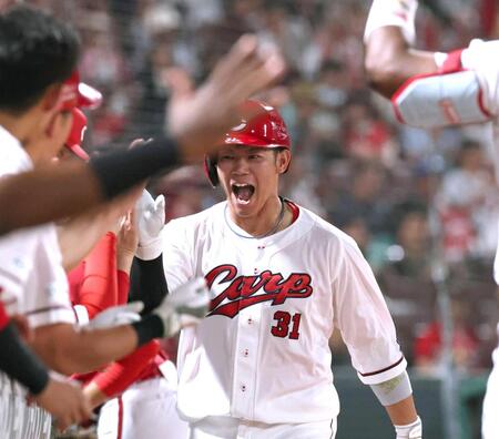 ６回、勝ち越しソロを放ち、ナインとタッチを交わす坂倉