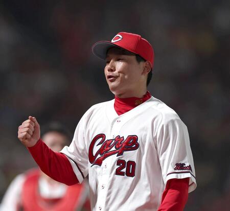 ６回、無失点に抑えてベンチに戻る栗林（撮影・北村雅宏）