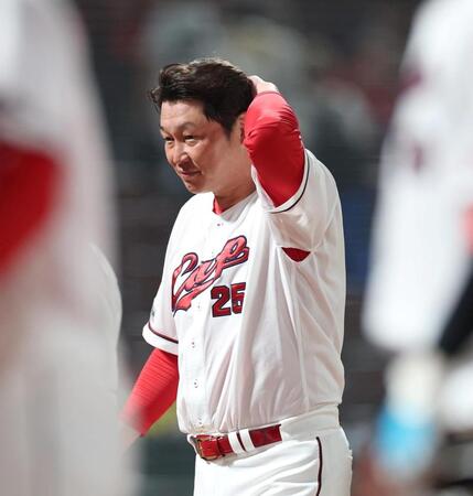 阪神に勝利し、笑みを浮かべながら引き揚げる新井監督（撮影・北村雅宏）