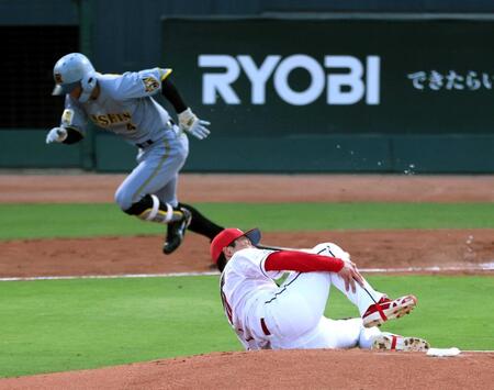 ２回、熊谷の打球を右足に受け倒れ込む栗林（撮影・山口登）