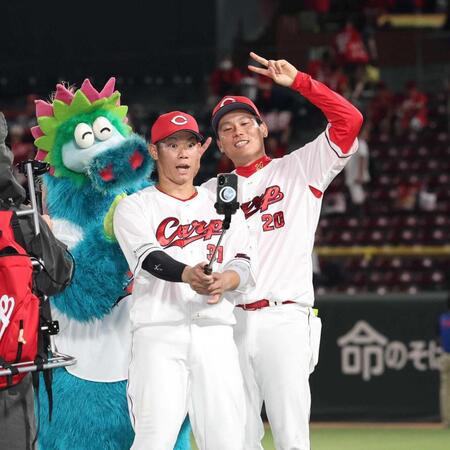 阪神に勝利し、写真に納まる（右から）栗林、坂倉