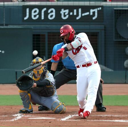 ２回、左越えに先制ソロを放つファビアン（撮影・山口登）