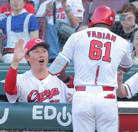 ２回、先制ソロを放ったファビアン（右）を迎える新井監督（撮影・西田忠信）