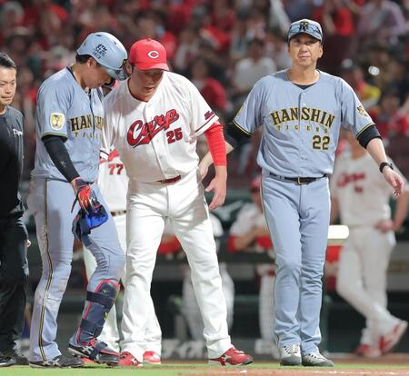 ８回、死球を受けた大山（左）に声をかける新井監督。右は藤川監督（撮影・西田忠信）