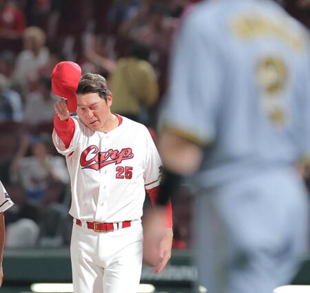 試合後、阪神ベンチに謝罪をする新井監督（撮影・西田忠信）