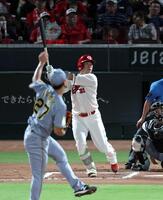 ６回、左越えに勝ち越しソロを放つ坂倉。投手伊藤将（撮影・山口登）