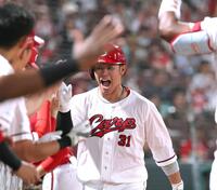 ６回、勝ち越しソロを放ち、ナインとタッチを交わす坂倉
