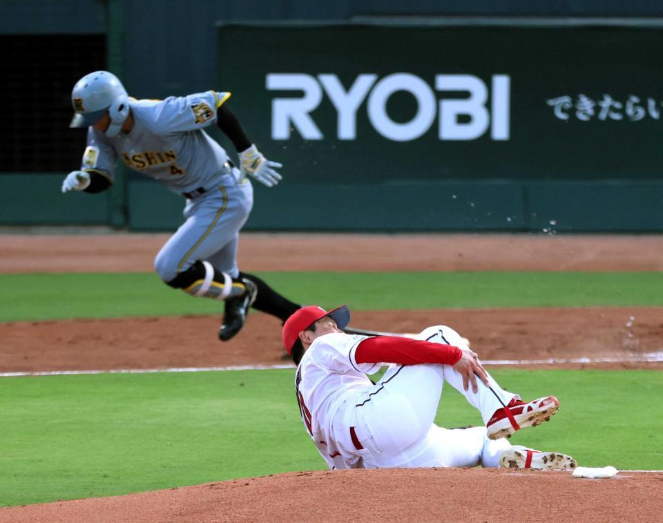 ２回、熊谷の打球を右足に受け倒れ込む栗林（撮影・山口登）