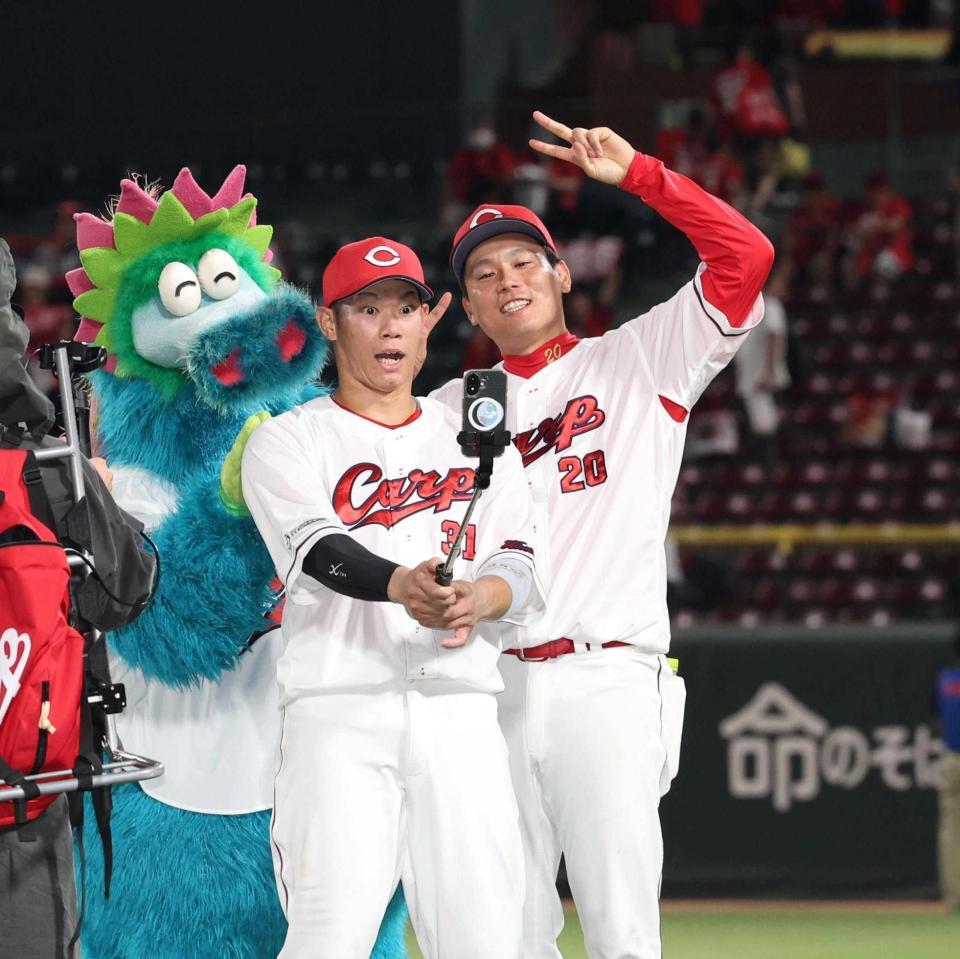 阪神に勝利し、写真に納まる（右から）栗林、坂倉