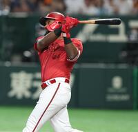 １回、左越えに先制ソロを放つファビアン（撮影・金田祐二）
