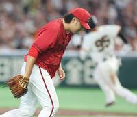 ６回、笹原に走者一掃の逆転３点二塁打を浴びる床田（撮影・金田祐二）