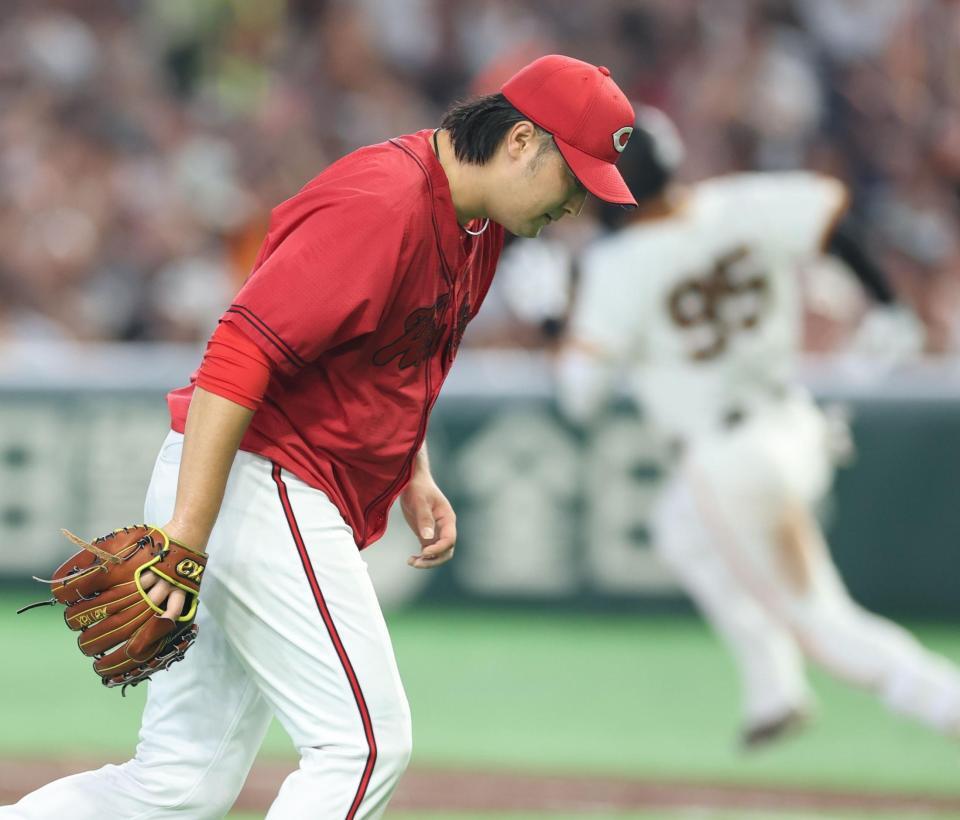 ６回、笹原に走者一掃の逆転３点二塁打を浴びる床田（撮影・金田祐二）