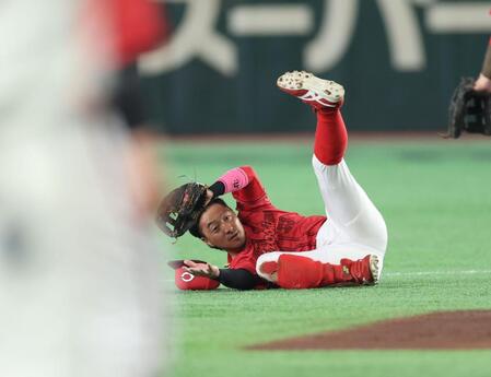 １回、吉川の打球をエラーする菊池（撮影・金田祐二）