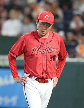 選手交代を告げ、厳しい表情の新井監督（撮影・金田祐二）