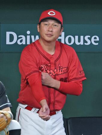 ６回、試合を見つめる新井監督