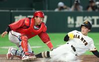 ２回、吉川の適時二塁打で生還する浦田。捕手石原