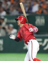 ６回、ソロを放つ菊池（撮影・金田祐二）