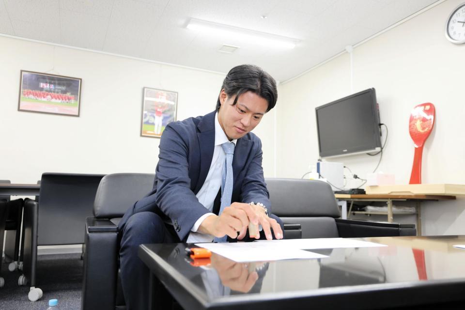 支配下契約を締結した杉田（球団提供）