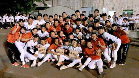 中京大中京時代の広島・佐藤啓介（２列目左から４人目）　（本人提供）