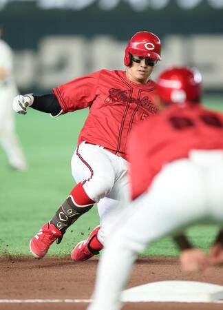 ８回、三塁打を放った小園（撮影・金田祐二）