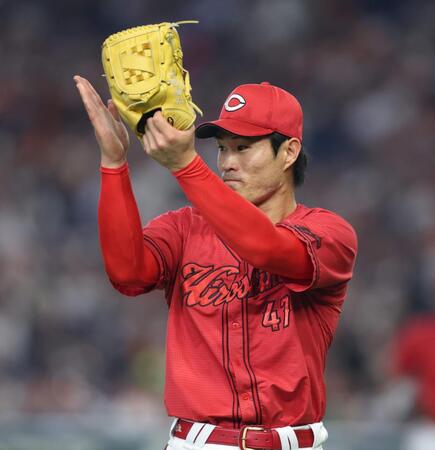 味方の守備に手をたたく斉藤（撮影・金田祐二）