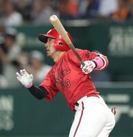 ６回、ソロを放つ菊池（撮影・金田祐二）