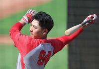 打撃練習する広島・佐藤啓＝１９日