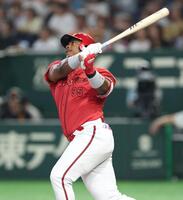 ２回、左越えに同点ソロを放つモンテロ（撮影・金田祐二）