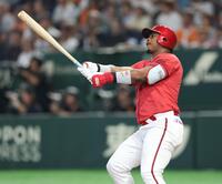 ２回、左越えに同点ソロを放つモンテロ（撮影・金田祐二）