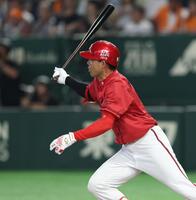 ７回、右前打を放ち猛打賞の秋山（撮影・金田祐二）