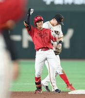 ６回、中前適時打を放ちガッツポーズの勝田（撮影・金田祐二）