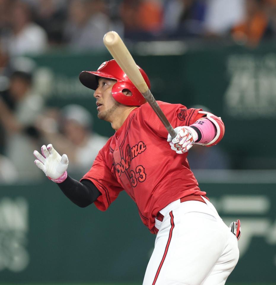 ６回、ソロを放つ菊池（撮影・金田祐二）