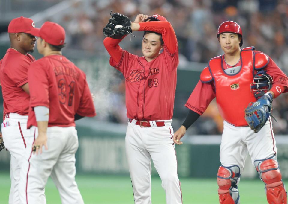 １回、巨人打線につかまる岡本（撮影・金田祐二）