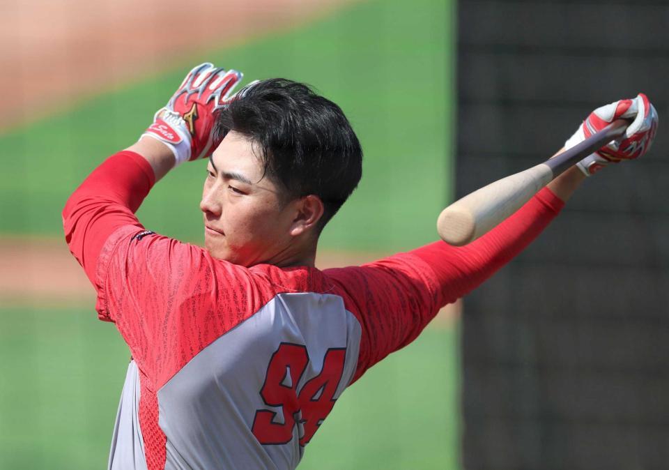 打撃練習する広島・佐藤啓＝１９日