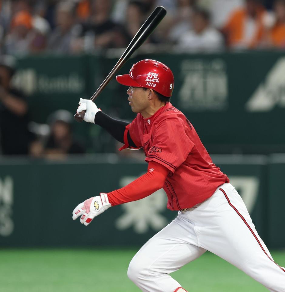 ７回、右前打を放ち猛打賞の秋山（撮影・金田祐二）