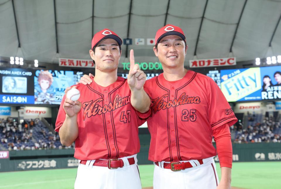 プロ入り初勝利を新井監督に祝福される斉藤優（撮影・金田祐二）