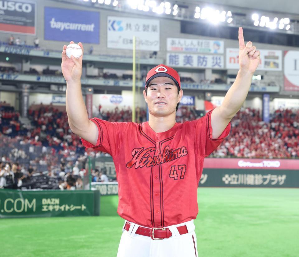プロ入り初勝利を喜ぶ斉藤優（撮影・金田祐二）