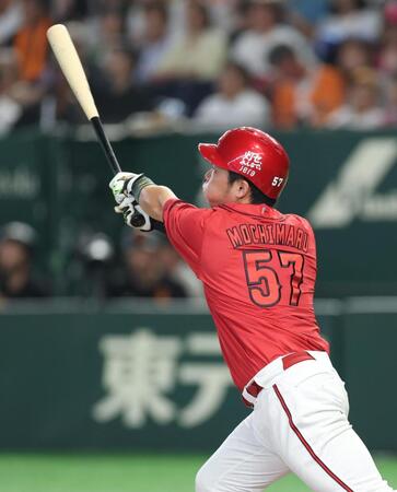 ２回、右越えに勝ち越しソロを放つ持丸（撮影・金田祐二）