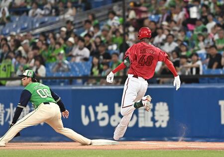 ３回、ショートへの内野安打で出塁したアドゥワ（右）。一塁手・赤羽（撮影・開出牧）