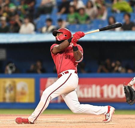 ３回、先制の左犠飛を放つファビアン（撮影・開出牧）