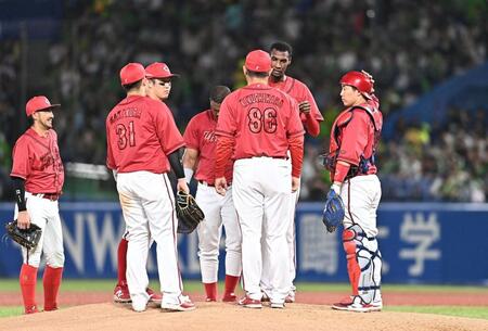 ４回、内山に四球を与えたアドゥワ（右から２人目）＝撮影・開出牧