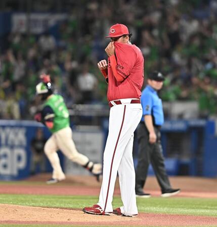 １２回、内山（後方）にサヨナラの左越え２ランを打たれた菊地（撮影・開出牧）