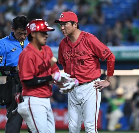 １１回、投手交代を告げる新井監督（右）。手前は一邪飛に倒れた菊池（撮影・開出牧）