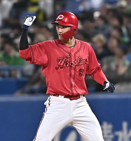 ９回、中前打を放ちガッツポーズを決める名原（撮影・開出牧）