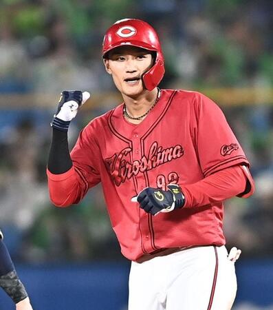 ５回、右越え二塁打を放ちガッツポーズを決める名原（撮影・開出牧）