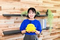 広島ホームテレビのマスコットキャラ・ぽるぽるを手にする野村アナウンサー(撮影・畠山賢大）