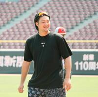 練習中、笑顔を見せる床田（撮影・市尻達拡）